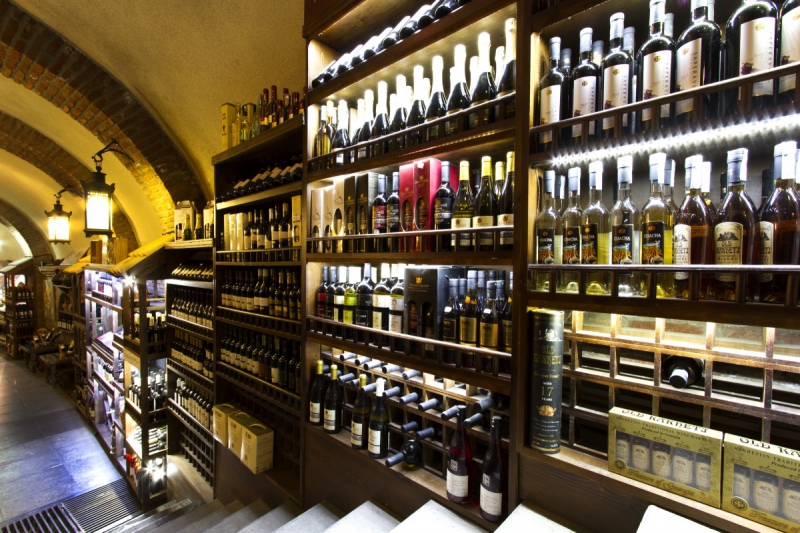 ecommerce-FAYENCE-min_world_street_travel_shop_canon_georgia_wine_bottles-429767